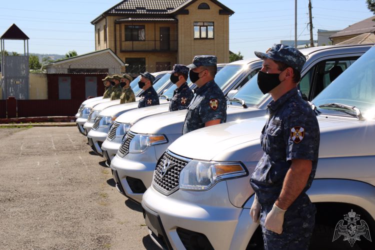 Сотрудникам Росгвардии по Карачаево-Черкесии вручили ключи от новых служебных автомобилей