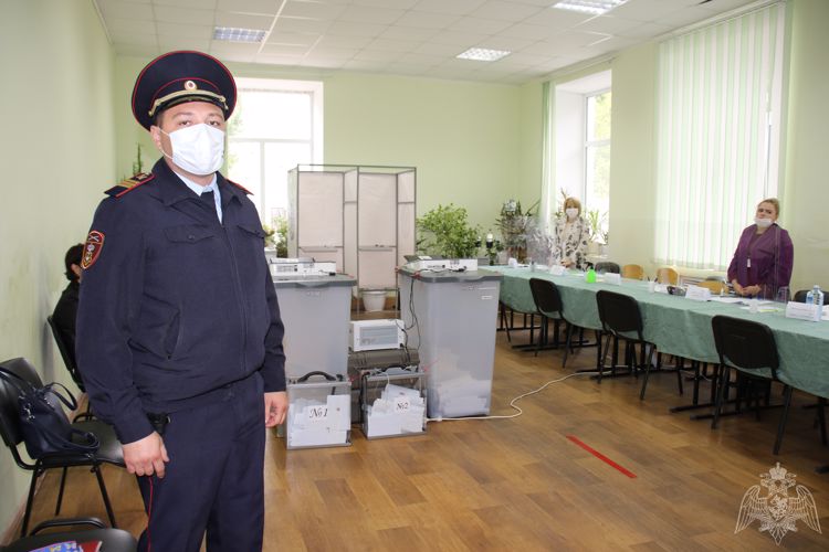В Карачаево-Черкесии сотрудники Росгвардии обеспечивают охрану общественного порядка на выборах 