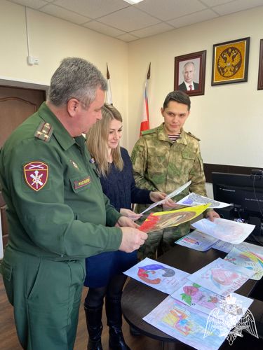 В Карачаево-Черкесии росгвардейцы подвели итоги конкурса детских рисунков ко Дню матери