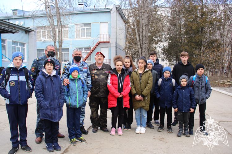 В Карачаево-Черкесии ветераны Росгвардии провели тематическую встречу с воспитанниками детского дома