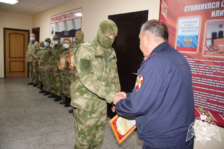 В Карачаево-Черкесии поздравили сотрудников ОМОН с профессиональным праздником
