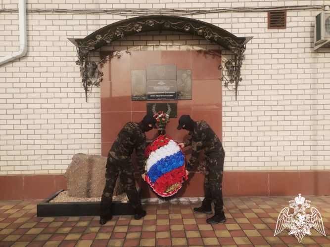 В Карачаево-Черкесии сотрудники Росгвардии почтили память боевого товарища   