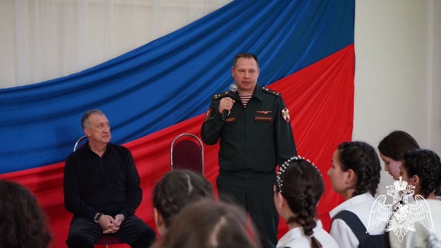 В Карачаево-Черкесии сотрудники Росгвардии провели тематическое мероприятие со студентами