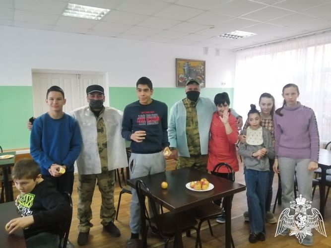 В Карачаево-Черкесии сотрудники и ветераны Росгвардии навестили воспитанников социального учреждения