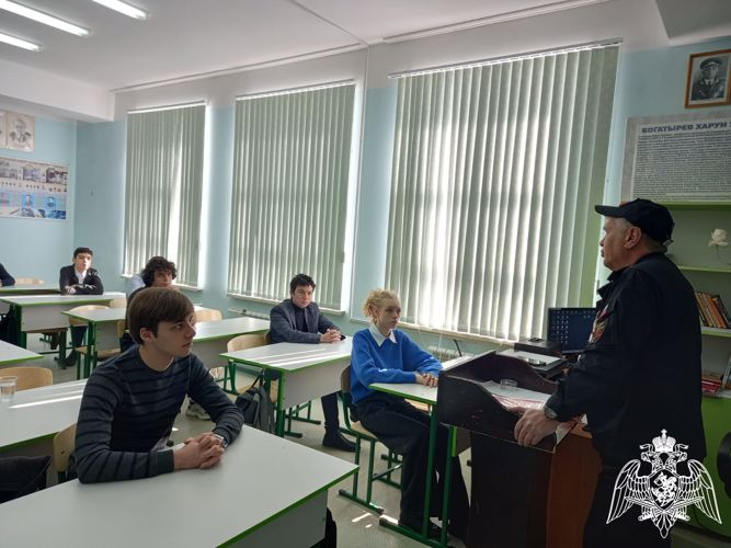 В Карачаево-Черкесии ветераны Росгвардии провели со школьниками  тематическое занятие