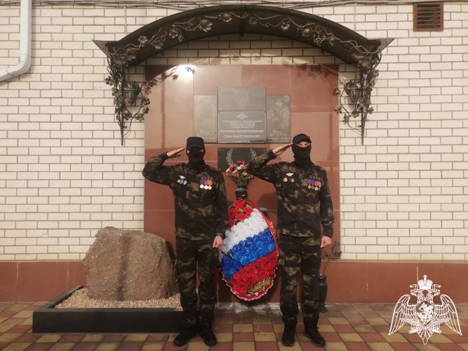 В Карачаево-Черкесии сотрудники Росгвардии почтили память боевого товарища   