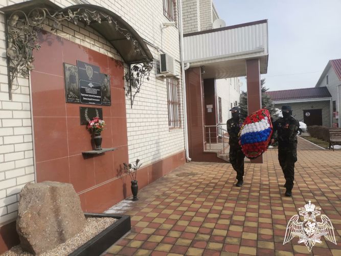 В Карачаево-Черкесии сотрудники Росгвардии почтили память боевого товарища   