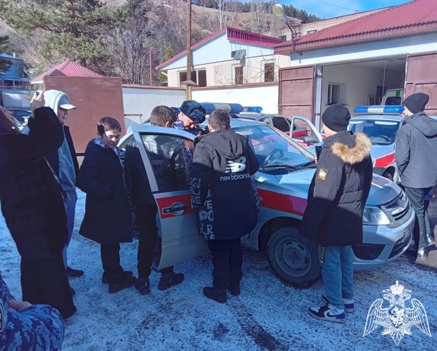В Карачаево-Черкесии росгвардейцы провели День открытых дверей для школьников