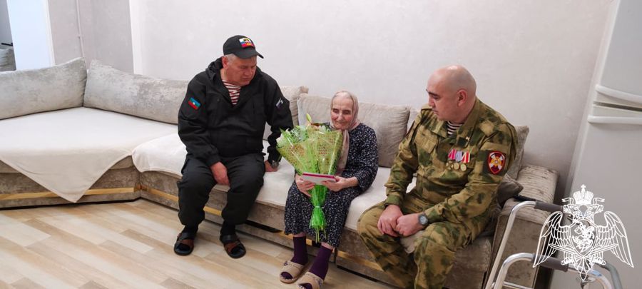  В Карачаево-Черкесии ветераны Росгвардии навестили мать погибшего   сотрудника