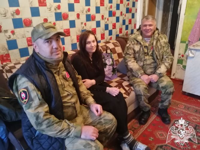 В Карачаево-Черкесии ветераны Росгвардии поздравили многодетных  матерей с 8 марта