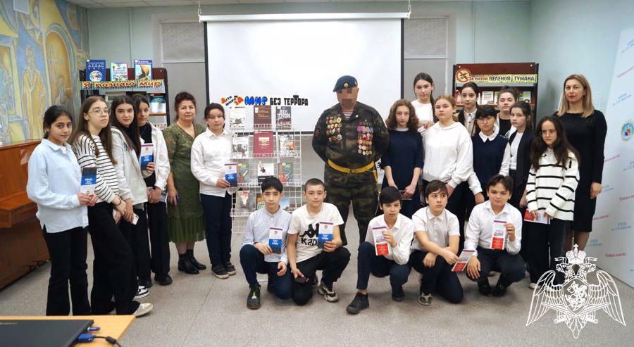 Сотрудник СОБР провел для школьников Черкесска тематическое занятие  