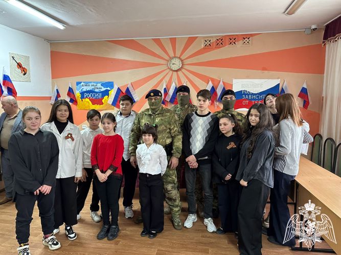 Росгвардейцы Карачаево-Черкесии провели с воспитанниками социального учреждения тематическое занятие 