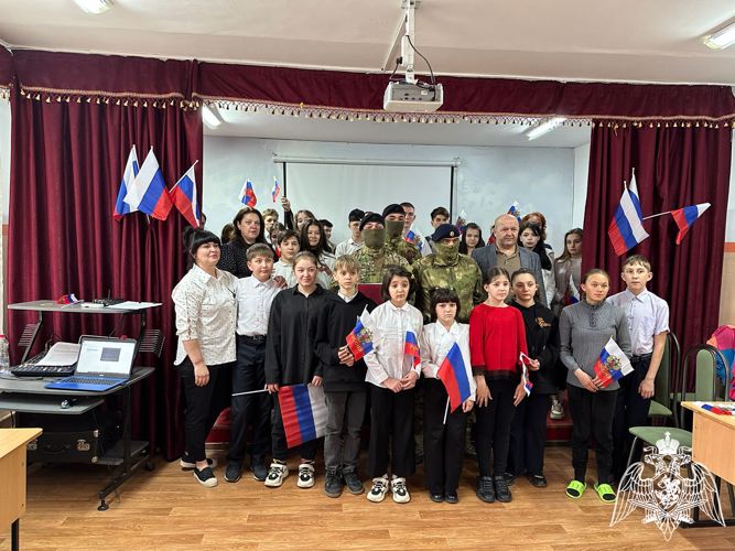 Росгвардейцы Карачаево-Черкесии провели с воспитанниками социального учреждения тематическое занятие 