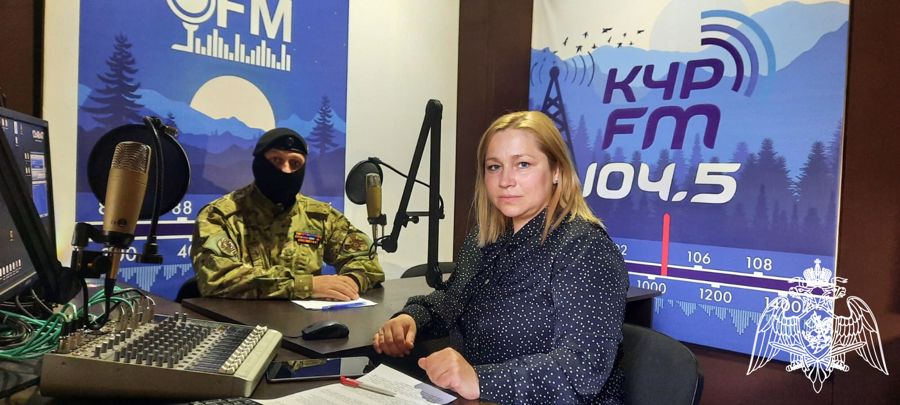 В Карачаево-Черкесии офицер ОМОН стал гостем региональной радиостанции