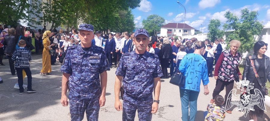 В Карачаево-Черкесии сотрудники Росгвардии участвуют в охране  общественного порядка и обеспечении общественной безопасности во время «Последнего звонка» в школах
