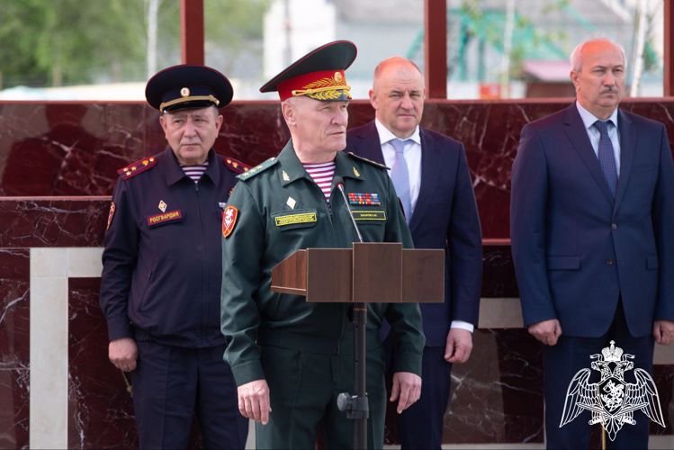 Командующий Северо-Кавказским округом Росгвардии вручил госнаграды сотрудникам ведомства в Карачаево-Черкесии