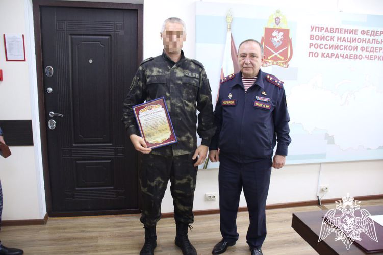 В Карачаево-Черкесии росгвардейцам вручили ведомственные награды