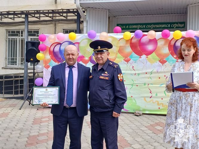   В Карачаево-Черкесии руководитель территориального органа Росгвардии поздравил воспитанников социального учреждения с Днем защиты детей