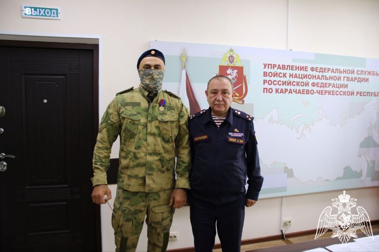    В Карачаево-Черкесии  сотрудникам Росгвардии вручили государственные и ведомственные награды