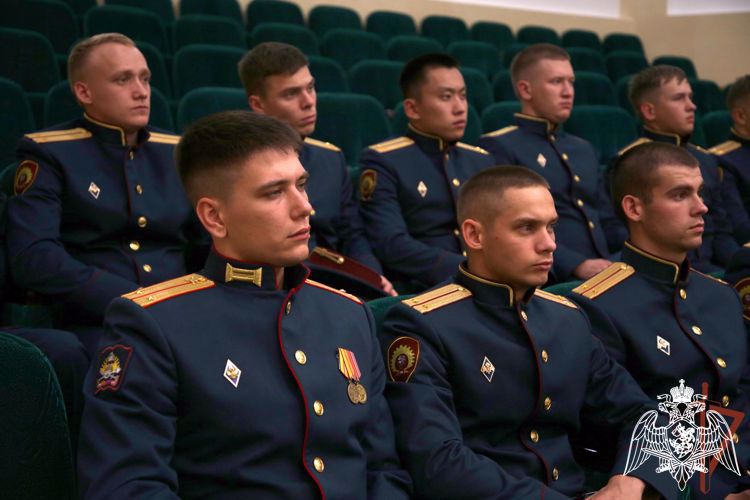 КОМАНДУЮЩИЙ ОКРУГОМ ВСТРЕТИЛСЯ С ОФИЦЕРАМИ-ВЫПУСКНИКАМИ, ПРИБЫВШИМИ ДЛЯ ПРОХОЖДЕНИЯ СЛУЖБЫ НА СЕВЕРНЫЙ КАВКАЗ