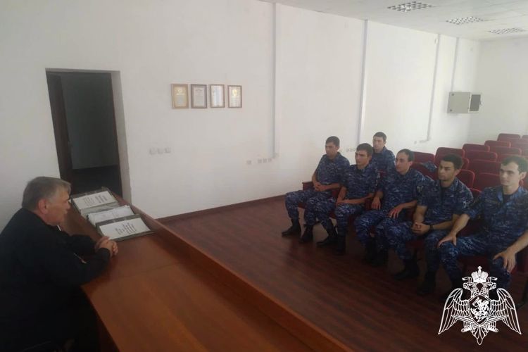 В Карачаево-Черкесии с новым пополнением росгвардейцев провели профориентационную беседу 