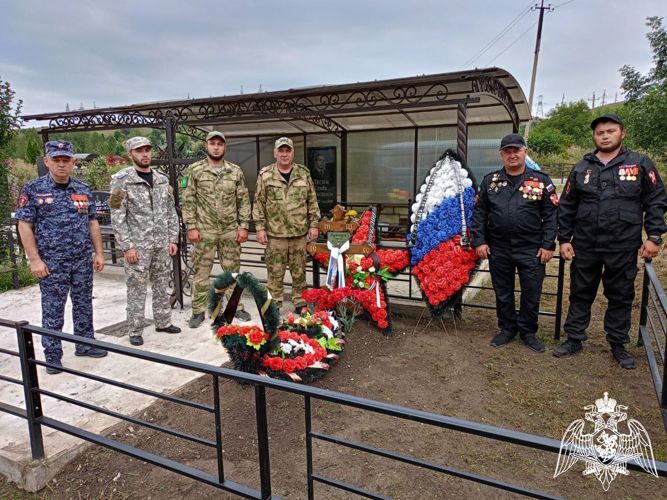 В Карачаево-Черкесии ветераны Росгвардии почтили память подполковника милиции в отставке Сергея Кузнецова    