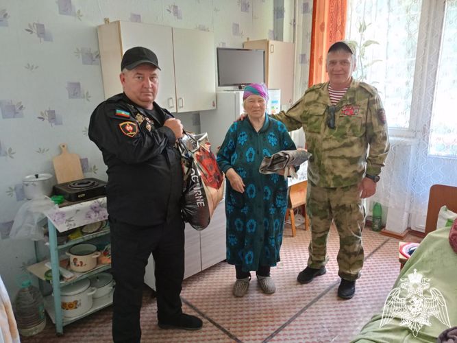  В Карачаево-Черкесии ветераны Росгвардии продолжают оказывать адресную помощь одиноким пенсионерам  