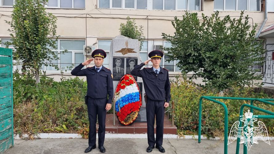 В Карачаево-Черкесии сотрудники Росгвардии  почтили память погибшего сослуживца 