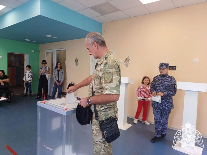 Личный состав Управления Росгвардии по Карачаево-Черкесской Республике принял участие в Едином дне голосования  