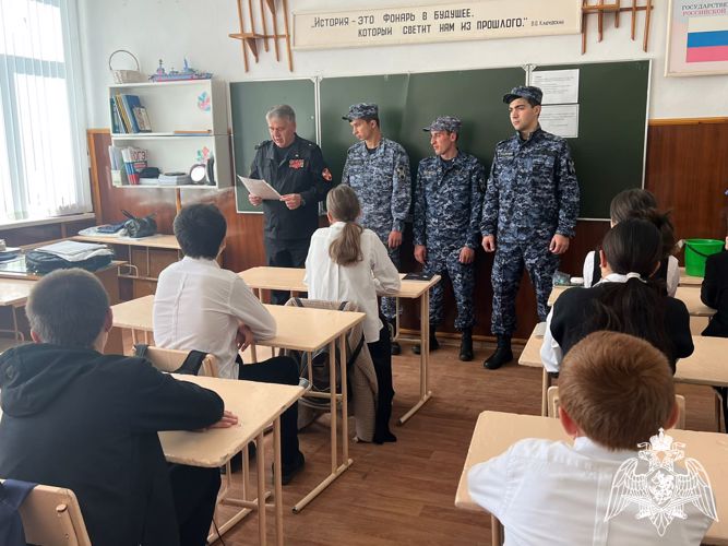  Сотрудники и ветераны Росгвардии провели Урок мужества для школьников Карачаевска