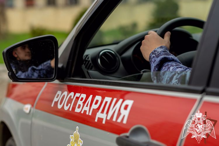Росгвардейцы спасли жителей Черкесска из горящего дома
