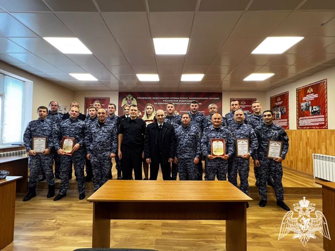 Сотрудников вневедомственной охраны Росгвардии поздравили в Карачаево-Черкесии