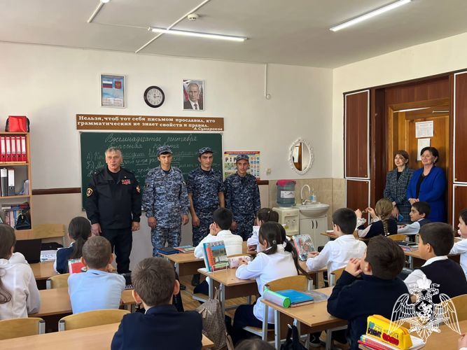 В Карачаево-Черкесии сотрудники и ветераны Росгвардии провели урок Мужества 