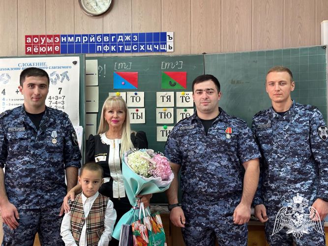 Росгвардейцы Карачаево-Черкесии поздравили педагогов с профессиональным праздником