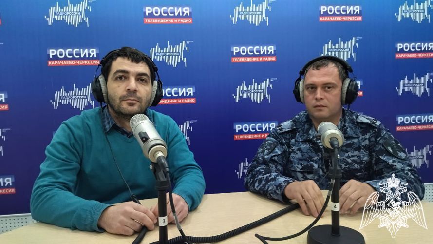 В Карачаево-Черкесии офицер Росгвардии стал гостем региональной радиостанции