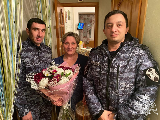 Представитель руководства Управления Росгвардии по Карачаево-Черкесской Республике навестил матерей погибших сотрудников