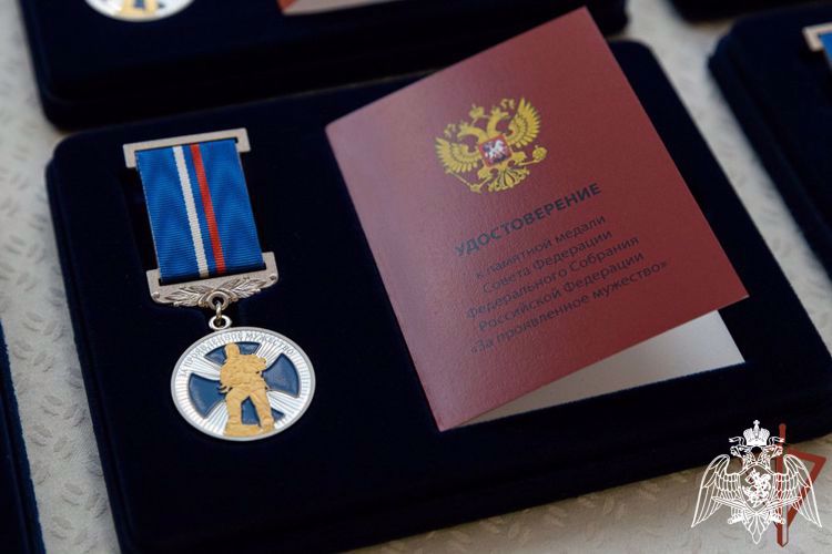 Генерал-лейтенант Алексей Воробьёв и Герой России полковник Сергей Хайрудинов приняли участие в церемонии награждения детей-героев