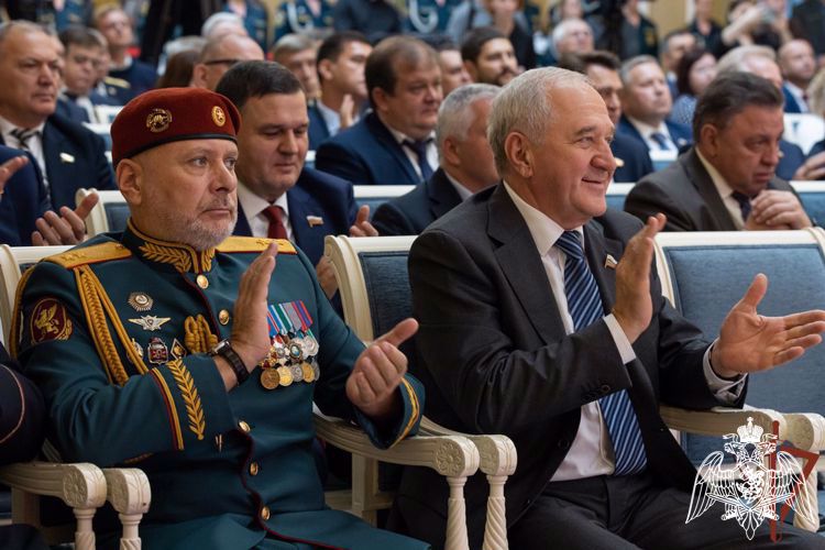 Генерал-лейтенант Алексей Воробьёв и Герой России полковник Сергей Хайрудинов приняли участие в церемонии награждения детей-героев