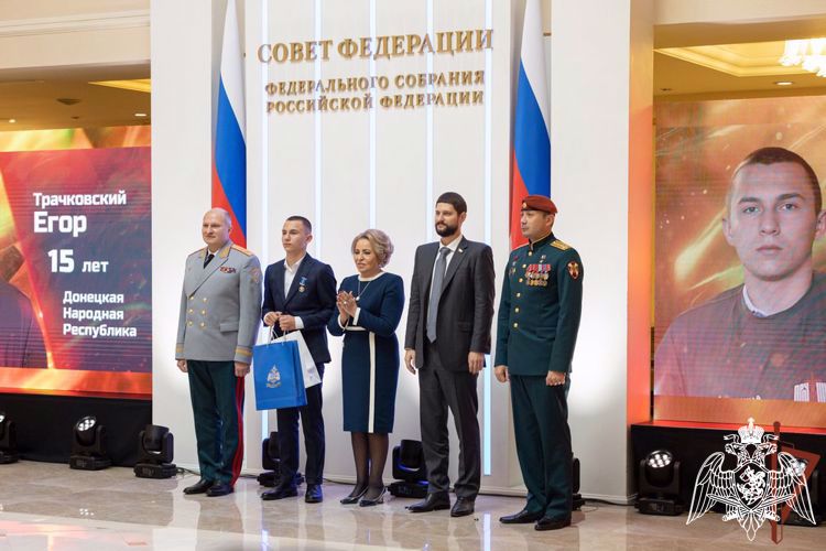 Генерал-лейтенант Алексей Воробьёв и Герой России полковник Сергей Хайрудинов приняли участие в церемонии награждения детей-героев