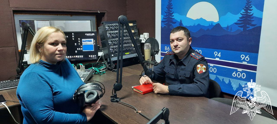 В Карачаево-Черкесии офицер Росгвардии выступил на региональной радиостанции