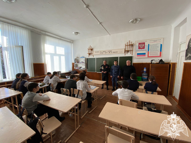 Урок мужества провели росгвардейцы Карачаево-Черкесии 