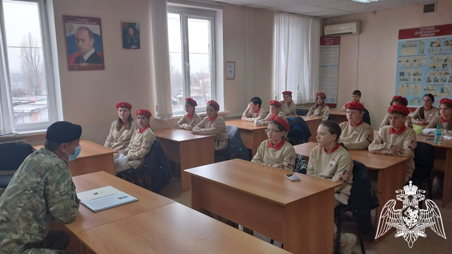  Тематическое занятие со школьниками Черкесска провели росгвардейцы Карачаево-Черкесии