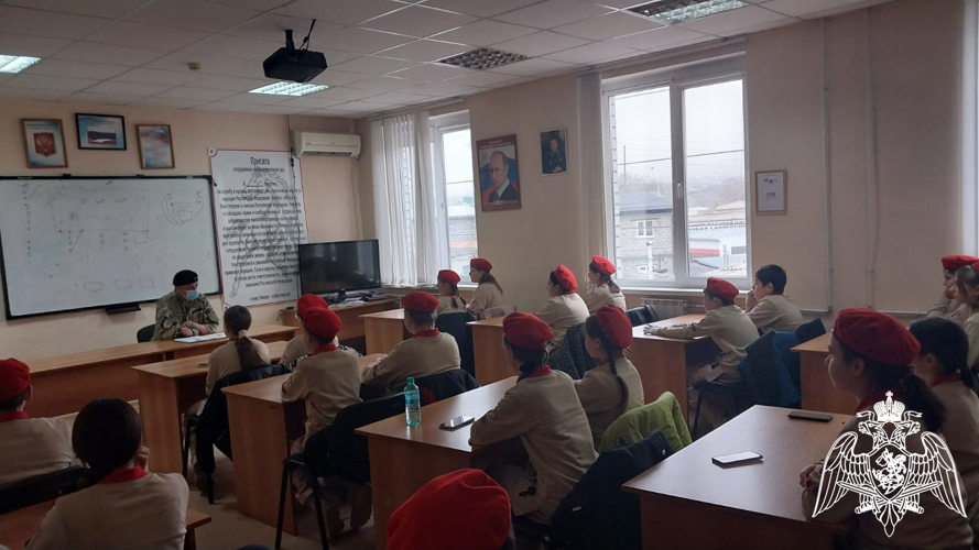  Тематическое занятие со школьниками Черкесска провели росгвардейцы Карачаево-Черкесии