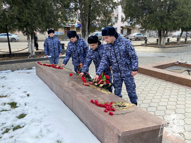 Росгвардейцы Карачаево-Черкесии отдали дань уважения подвигу участников Сталинградской битвы