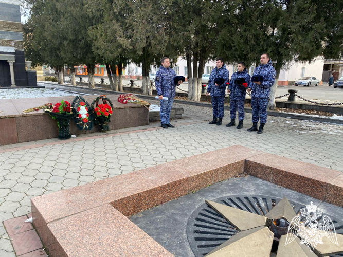 Росгвардейцы Карачаево-Черкесии отдали дань уважения подвигу участников Сталинградской битвы