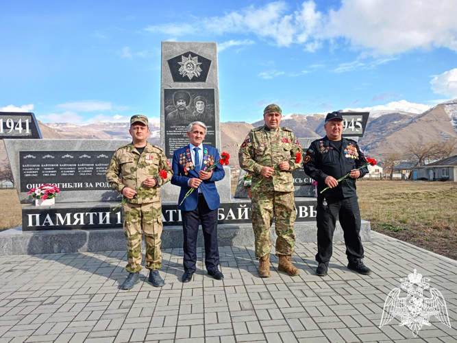 В Карачаево-Черкесии ветераны Росгвардии поздравили сотрудников вневедомственной охраны с Днём защитника Отечества