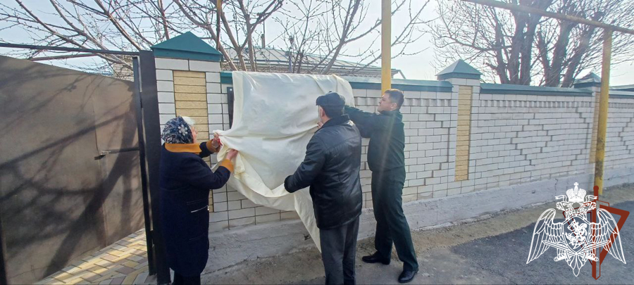 Росгвардейцы приняли участие в открытии мемориальной доски участнику Великой Отечественной войны в Карачаево-Черкесии