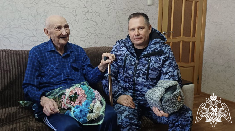 Ветерана Великой Отечественной войны поздравили с Днем Защитника Отечества Росгвардейцы в Карачаево-Черкесии