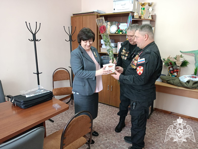В Карачаево-Черкесии представители Росгвардии поздравили женщин с наступающим 8 марта