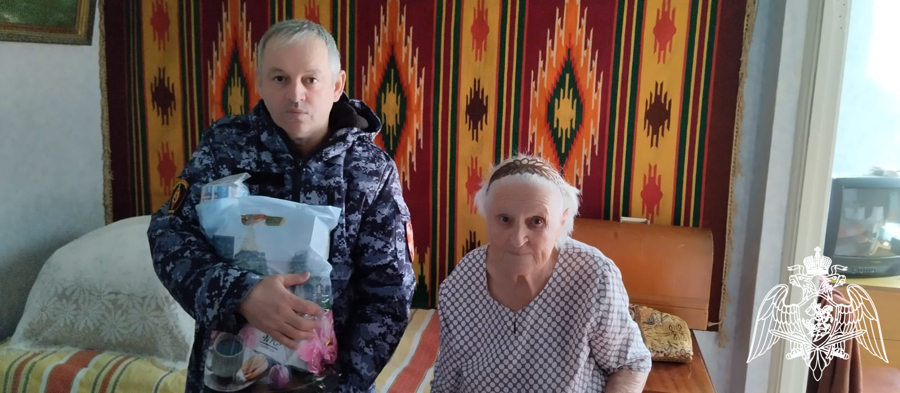 В Карачаево-Черкесии представители Росгвардии поздравили женщин с наступающим 8 марта